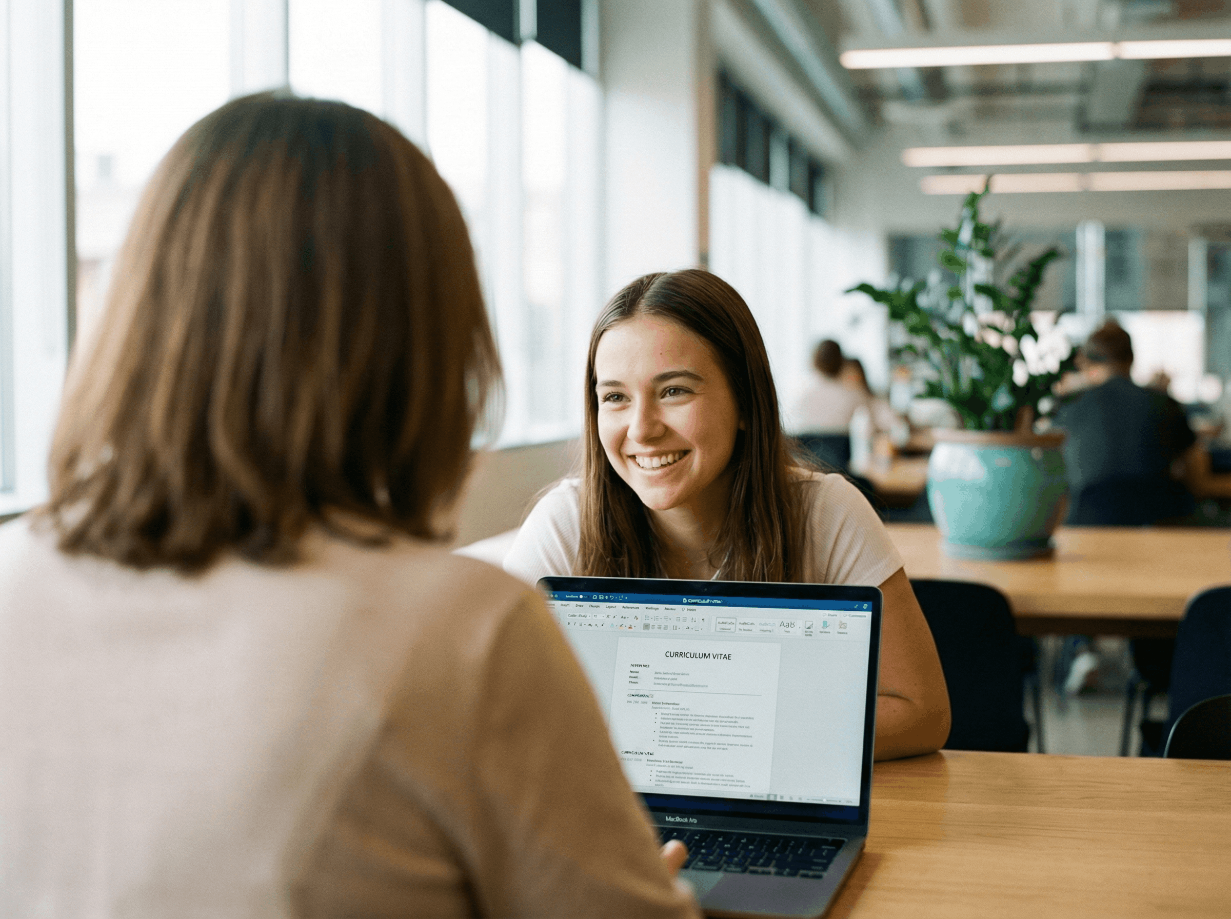 Bireysel kariyer: mentorun laptop başında adayla ilgilendiği samimi an